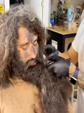 X1106006 A homeless man received an extremely impressive haircut and beard trim (Part 2)